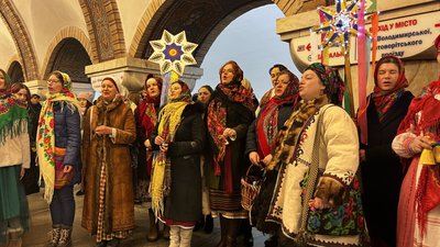 У столичному метро на Золотих Воротах відзначили Коляду