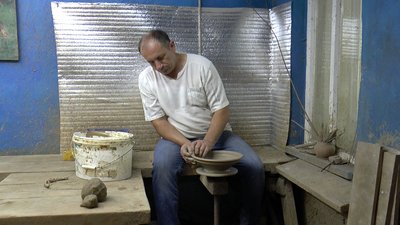 Микола Варвинський виготовляє глиняний виріб