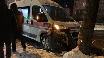 В Івано-Франківську зіштовхнулися легковик та "швидка"