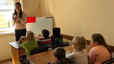 "Зараз я потрібна тут". Історія психологині з Києва, яка допомагає діткам у волонтерському центрі на Прикарпатті "Зараз я потрібна тут". Історія психологині з Києва, яка допомагає діткам у волонтерському центрі на Прикарпатті