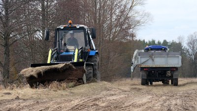 Мешканці Ямполя на Сумщині відновлюють насип на річці Івотка Мешканці Ямполя на Сумщині відновлюють насип на річці Івотка