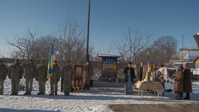 На Вінниччині родина встановила на подвір’ї пам’ятний знак загиблим воїнам АТО/ООС На Вінниччині родина встановила на подвір’ї пам’ятний знак загиблим воїнам АТО/ООС