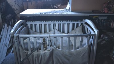 Холодильник над прірвою й уламки меблів. Внаслідок ракетного удару в одеському ЖК пошкоджено вісім квартир Холодильник над прірвою й уламки меблів. Внаслідок ракетного удару в одеському ЖК пошкоджено вісім квартир