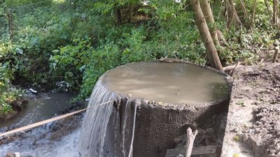Скид нечистот із аварійного колектора у річку Кам'янка: житомирські екоінспектори відібрали проби води