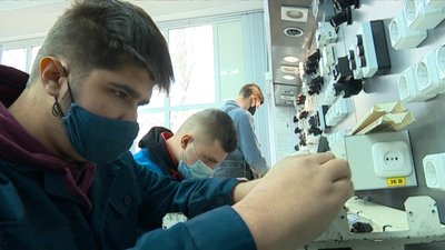 Удома, в класах та в майстернях. Училища Сумщини перейшли на змішану форму навчання Удома, в класах та в майстернях. Училища Сумщини перейшли на змішану форму навчання