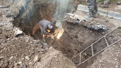 У Житомирі у мікрорайоні Польова призупинили подачу води до багатоповерхівок на двох вулицях – порив труби ремонтують