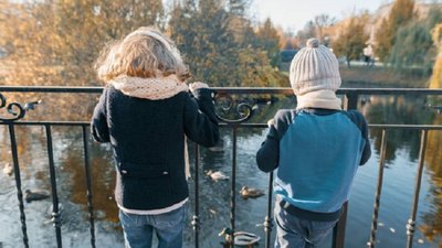 У Херсоні жінка покинула двох дітей на бабусю та не допомагає. Праонуків вилучили з родини