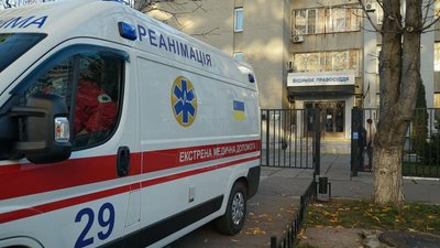 Під будівлею черкаського суду помер чоловік Під будівлею черкаського суду помер чоловік