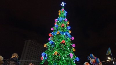 У Сумах почали встановлювати новорічну Ялинку У Сумах почали встановлювати новорічну Ялинку