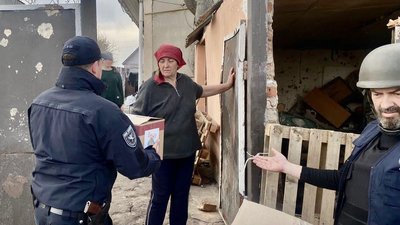 Прикарпатські поліцейські доправили на Київщину гуманітарну допомогу Прикарпатські поліцейські доправили на Київщину гуманітарну допомогу