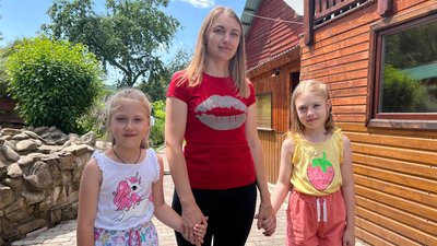 Аліна Костенко, переселенка з Донеччини з дітьми Аліна Костенко, переселенка з Донеччини з дітьми