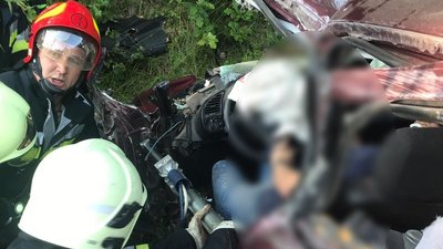 На Франківщині легковик зіткнувся з вантажівкою. Травмувався чоловік На Франківщині легковик зіткнувся з вантажівкою. Травмувався чоловік