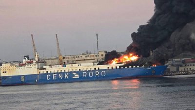 Горить судно в Одесі 12 грудня