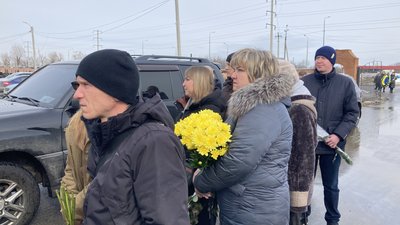 На кладовищі №18 у Харкові поховали сімʼю Путятіних загиблих у вогні 9 лютого На кладовищі №18 у Харкові поховали сімʼю Путятіних загиблих у вогні 9 лютого