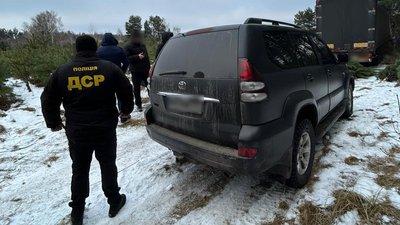 На Сумщині через хабар за новорічні ялинки затримали службовця лісгоспу, який є депутатом районної ради