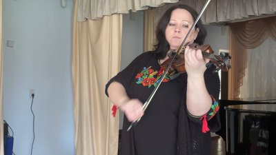Концерт в легендарній Чорнобаївці. Артисти херсонського театру відвідали жителів деокупованого села Концерт в легендарній Чорнобаївці. Артисти херсонського театру відвідали жителів деокупованого села