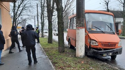 У Кропивницькому маршрутка в'їхала у стовп. Водій помер У Кропивницькому маршрутка в'їхала у стовп. Водій помер
