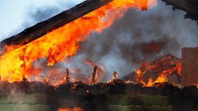 У Семенівці на Чернігівщині через атаку РФ горів дах будинку, де перебували власникиі