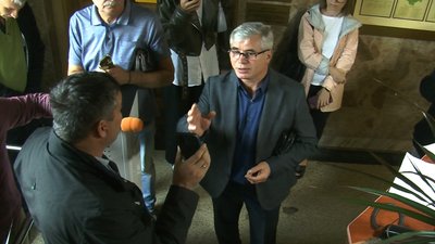 Пікет проти капремонтів: на сесію Луцькради не впустили протестувальників. Що відомо Пікет проти капремонтів: на сесію Луцькради не впустили протестувальників. Що відомо