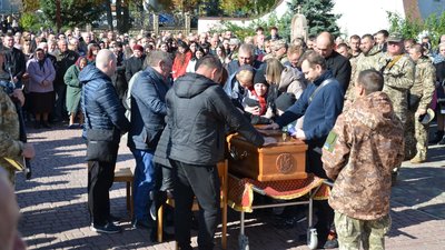 На Тернопільщині попрощалися із загиблими військовослужбовцями На Тернопільщині попрощалися із загиблими військовослужбовцями