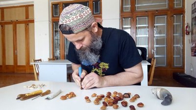 Житомирянин Тарас Орешников вирізьблює патріотичну композицію на кістці кабана Житомирянин Тарас Орешников вирізьблює патріотичну композицію на кістці кабана