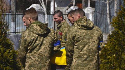 У Біляївці відбулося поховання військових, які загинули під Миколаєвом У Біляївці відбулося поховання військових, які загинули під Миколаєвом