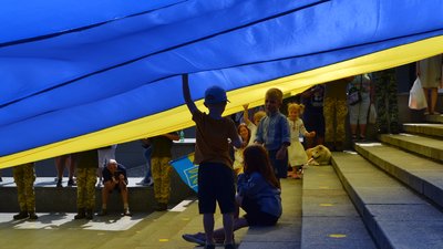 У центрі Одеси розгорнули 30-метровий прапор України. Фоторепортаж