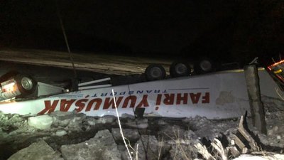 Біля Чернігова фура злетіла з мосту в Десну