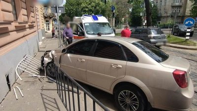 У Львові водій легковика в'їхав у парапет та травмував жінку-пішохода У Львові водій легковика в'їхав у парапет та травмував жінку-пішохода