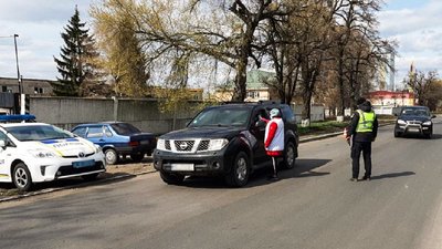 У Кіровоградській області поліцейські долучились до роботи на карантинних блокпостах У Кіровоградській області поліцейські долучились до роботи на карантинних блокпостах