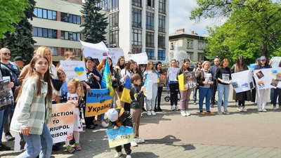 "Ми не відступимо". У Франківську відбулася акція "Врятуйте Маріуполь!"