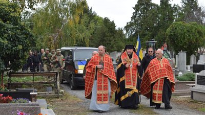 На Закарпатті попрощалися із полеглим захисником Анатолієм Лапицьким На Закарпатті попрощалися із полеглим захисником Анатолієм Лапицьким