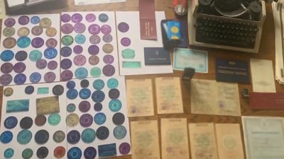 Посвідчення, довідки та дипломи. На Прикарпатті затримали людей, які підробляли документи Посвідчення, довідки та дипломи. На Прикарпатті затримали людей, які підробляли документи