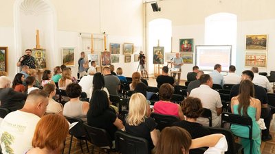 В Ужгороді відкрилася благодійна виставка-продаж "Мистецтво перемоги"