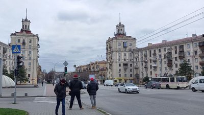 У Запоріжжі продовжують замінювати радянську символіку українською У Запоріжжі продовжують замінювати радянську символіку українською