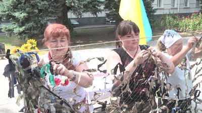 У Херсоні волонтери разом зі школярами плетуть маскувальні сітки для військових У Херсоні волонтери разом зі школярами плетуть маскувальні сітки для військових
