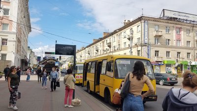 Нові "розумні табло" і камери: у Рівному оновлюють частину зупинок
