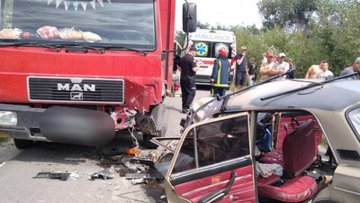 На Івано-Франківщині вантажівка зіткнулася з легковиком: одна людина загинула, троє — в лікарні