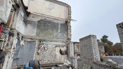 Удар «шахеда» зруйнував п'ять квартир: у Дніпрі відновлюють будинок на вул. Старокозацькій після атаки РФ Удар «шахеда» зруйнував п'ять квартир: у Дніпрі відновлюють будинок на вул. Старокозацькій після атаки РФ
