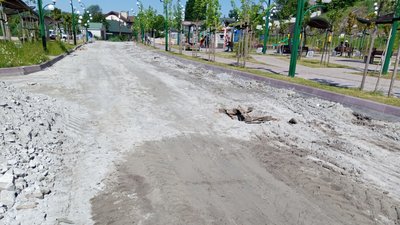 У Житомирі на реконструйованій набережній переукладають плитку У Житомирі на реконструйованій набережній переукладають плитку
