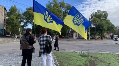 Люди під час акції-нагадування про полонених та безвісти зниклих у Миколаєві