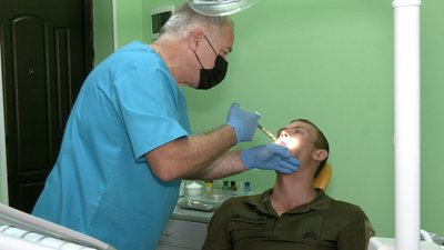 Родина стоматологів лікує безоплатно зуби бійцям на Харківщині Родина стоматологів лікує безоплатно зуби бійцям на Харківщині
