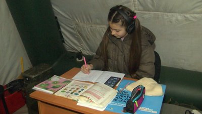 У Дарини Вещицької в школі дистанційне навчання. Дівчина займається з пункту незламності. У Дарини Вещицької в школі дистанційне навчання. Дівчина займається з пункту незламності.