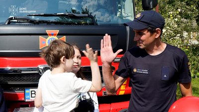 Врятований Сашко на зустрічі з надзвичайниками