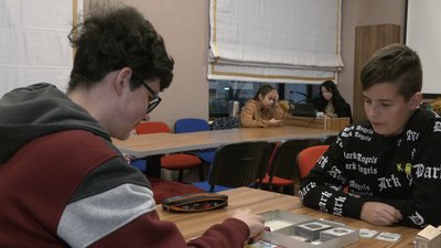 Картки, кубики та фішки: черкаський школяр винайшов настільну гру Картки, кубики та фішки: черкаський школяр винайшов настільну гру