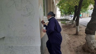 На будівлі херсонської бібліотеки створюють мурал