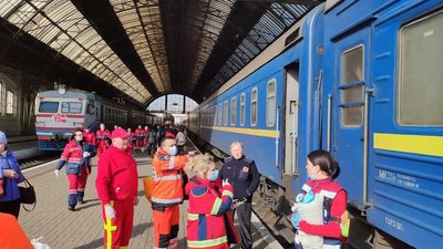 До Львова прибув потяг із евакуйованими з Краматорська: поранених госпіталізують До Львова прибув потяг із евакуйованими з Краматорська: поранених госпіталізують