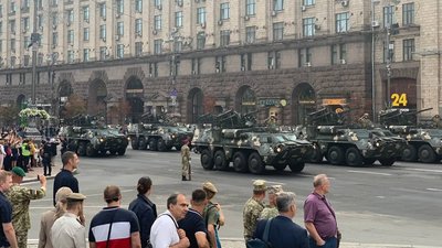 У Києві розпочали репетицію параду до Дня Незалежності. Столиця стоїть у заторах У Києві розпочали репетицію параду до Дня Незалежності. Столиця стоїть у заторах