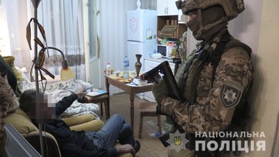 Київські поліцейські арештували чоловіка, який захопив заручницю