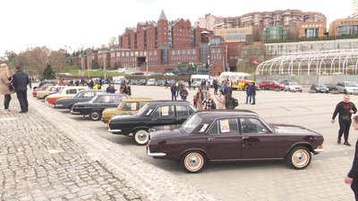 У Дніпрі влаштували автопробіг на ретро машинах У Дніпрі влаштували автопробіг на ретро машинах